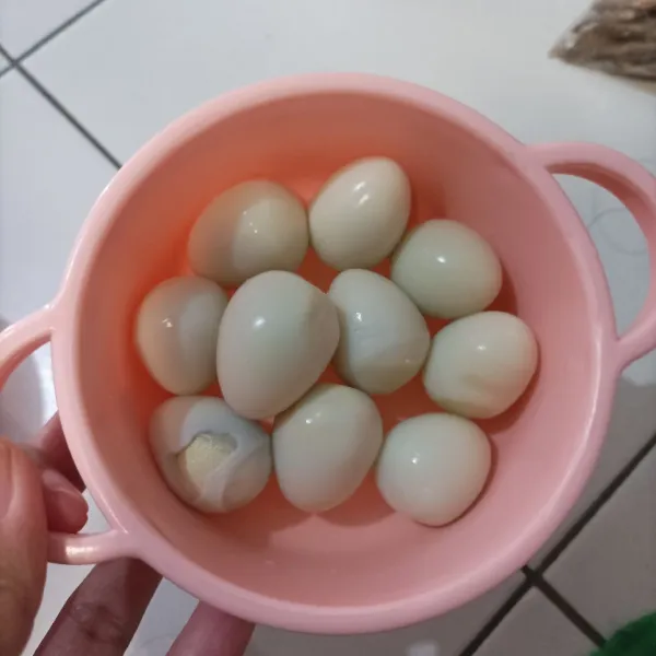 Rebus telur hingga matang, angkat lalu kupas kulit nya.