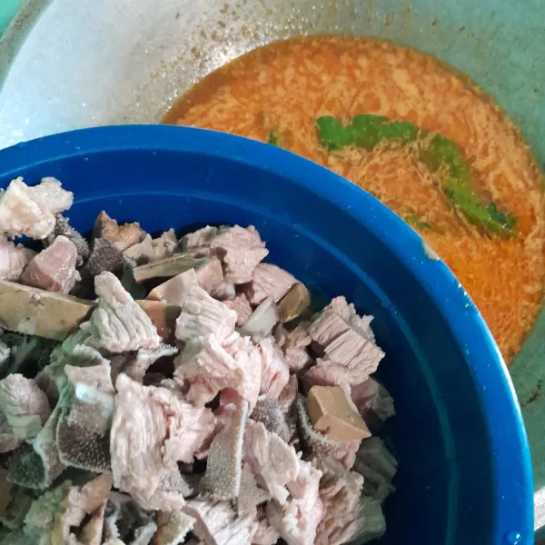 Tambahkan air kaldu rebusan daging, lalu tambhakan daging dan babat masak sampai kuah agak menyusut.