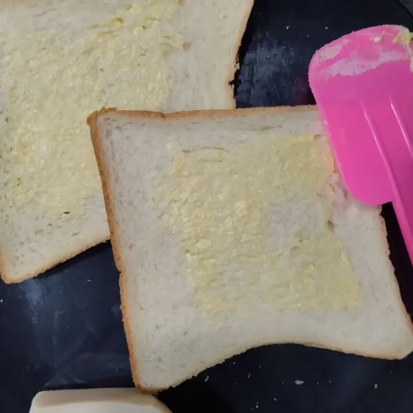 Oles bagian luar roti menggunakan margarin.