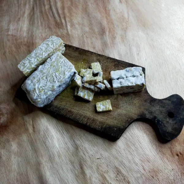 Potong tempe agak tipis memanjang.