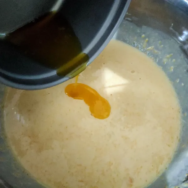 Masukan margarin cair, aduk lagi hingga merata. Diamkan adonan tutup dengan kain bersih selama 1 jam.