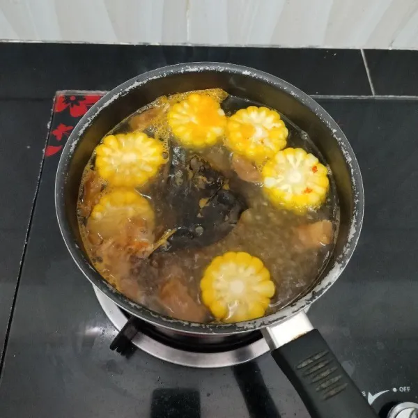 Kemudian masukkan jagung manis,garam,dan gula pasir. Masak hingga jagung matang.