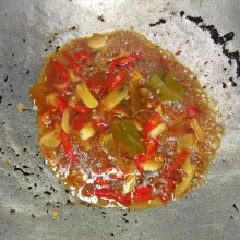 Tambahkan air masukkan, gula pasir, gula merah, garam, penyedap rasa, dan kecap.