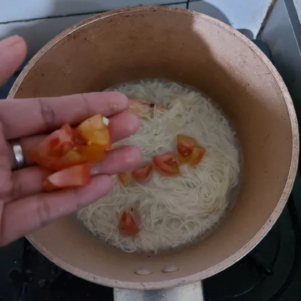 Masukkan potongan tomat, masak hingga tomat layu.