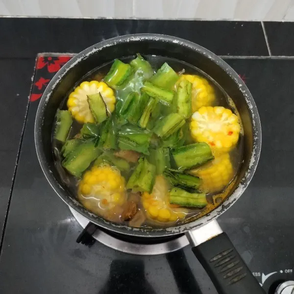 Setelah itu masukkan sayur kecipir,aduk rata. Masak hingga matang,lalu angkat.