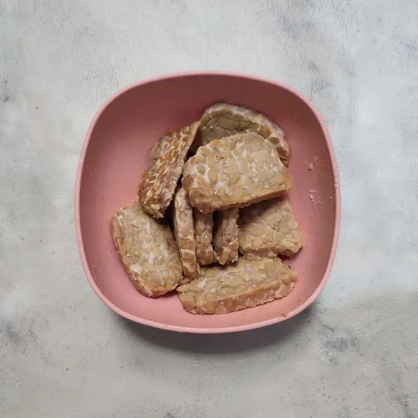 Potong tipis tempe lumuri dengan sedikit garam. Diamkan 10 menit.