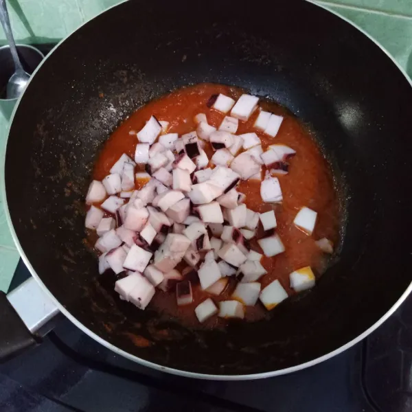 Masukkan cumi-cumi. Tambahkan garam, gula pasir, terasi dan kaldu bubuk lalu koreksi rasa.