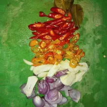 Iris bawang merah, bawang putih, cabai rawit, dan cabai keriting.