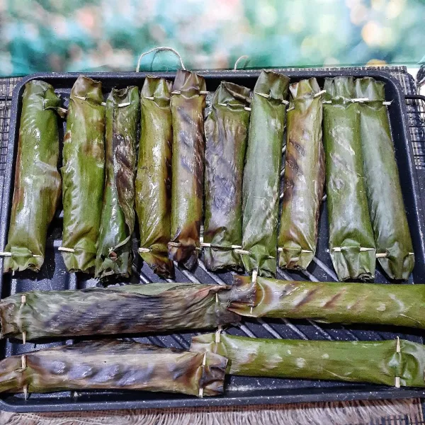 Panaskan panggangan dengan api sedang dan panggang otak-otak sambil sesekali dibolak-balik. Jika daun pisang sudah terlihat menggelembung dan kecoklatan itu tandanya otak-otak sudah matang. Sajikan otak-otak dengan cuko merah. Untuk resep cuko merah Palembang bisa lihat di akun yummy aku.