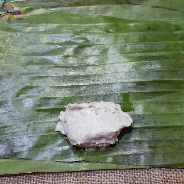 Bersihkan dengan kain basah daun pisang ukuran 15×10 cm, layukan dengan api kompor. Gunakan dua lapis daun pisang untuk membungkus otak-otak agar ketika dipanggang daun pisang tidak cepat gosong. Letakkan 30 gr adonan otak-otak.