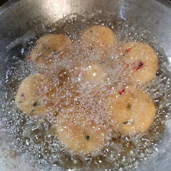 Goreng dalam minyak panas, api sedang hingga golden brown.