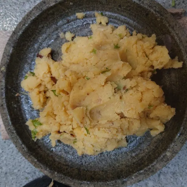 Campur kentang yang sudah dihaluskan dengan bumbu halus dan seledri cincang.