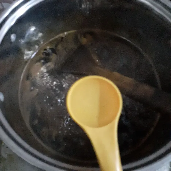 Tambahkan cuka makan, aduk rata dan masak hingga mendidih.