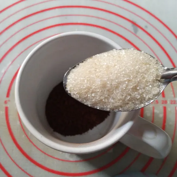 Dalam gelas campur kopi tanpa ampas dengan gula pasir.