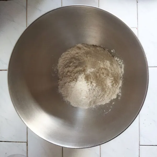 Campurkan tepung terigu, garam, dan baking powder ke dalam mangkuk mixer. Proses hingga tercampur rata.