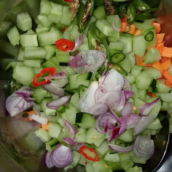 Tambahkan irisan bawang merah, cabai rawit, dan cabai hijau.