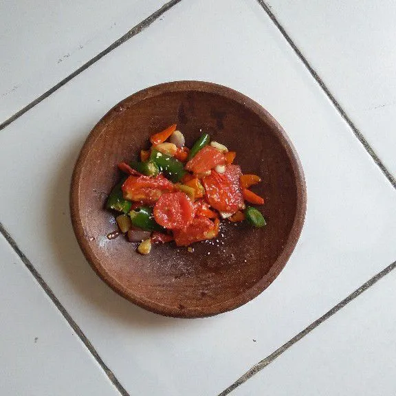 Pindahkan bahan sambal  ke cobek .