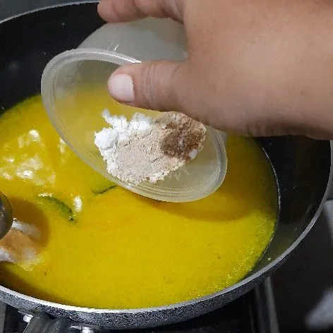 Masukkan garam, kaldu dan lada, masak hingga mendidih.