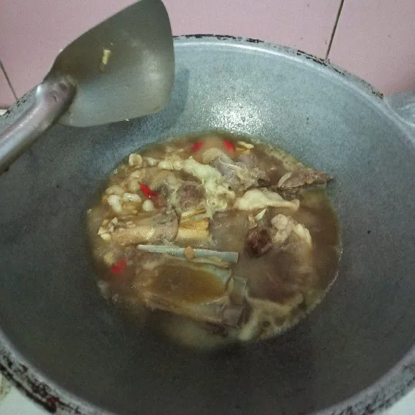 Jika masih kurang empuk bisa ditambah air sedikit demi sedikit dan masak sampai empuk dan air menyusut, setelah matang siap disajikan.