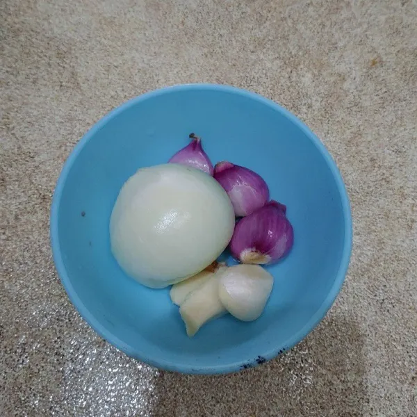 Siapkan bumbu dan iris halus bawang merah, bawang putih dan bawang bombay.