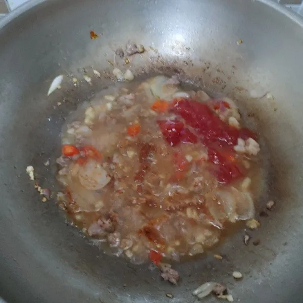 Tambahkan 2 sendok sayur air kaldu rebusan daging, lalu masukkan saos tomat, cabai bubuk, garam dan kaldu jamur.