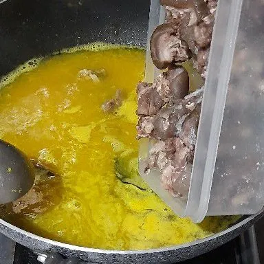 Masukkan tetelan kepala masak hingga bumbu meresap, kemudian koreksi rasa.