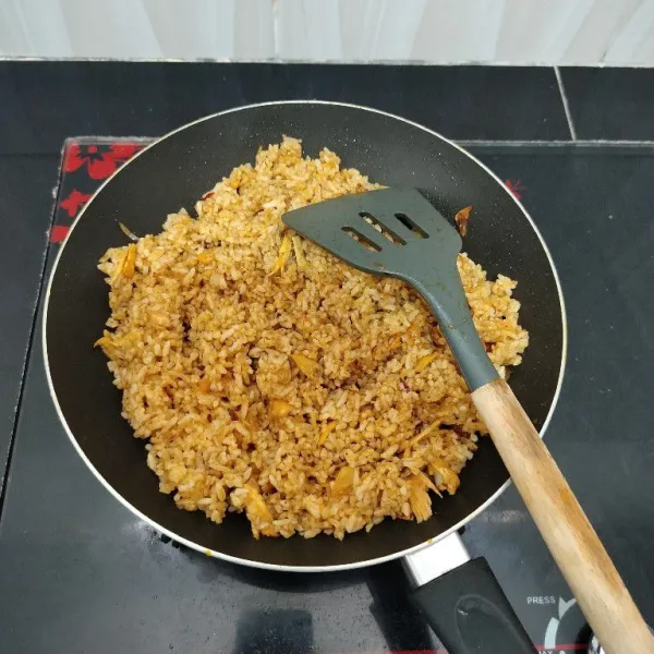 Masak hingga bumbu meresap dan nasi tanak, angkat.