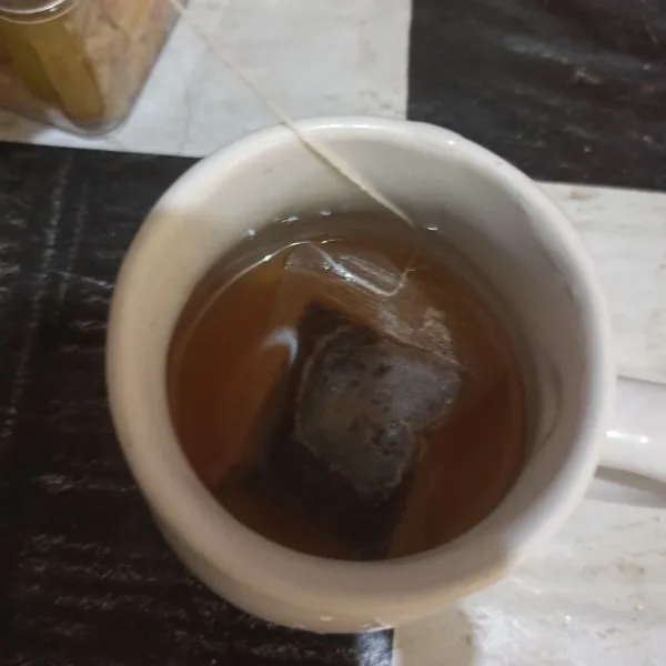 Seduh teh dengan air panas, celupkan teh hingga berwarna pekat.