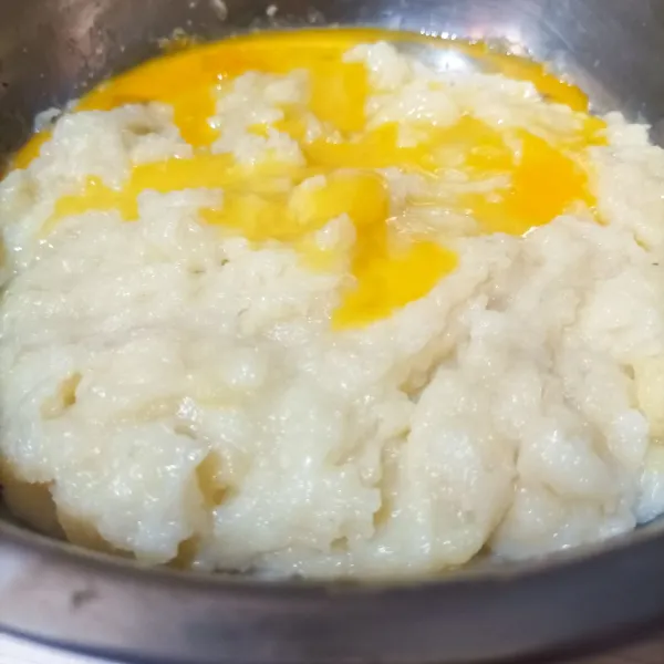 Mashed kentang dengan alat mashed, tambahkan kuning telur.
