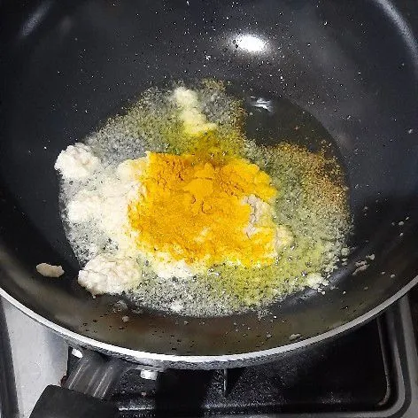 Tumis bumbu halus dan kunyit bubuk, aduk rata hingga wangi.