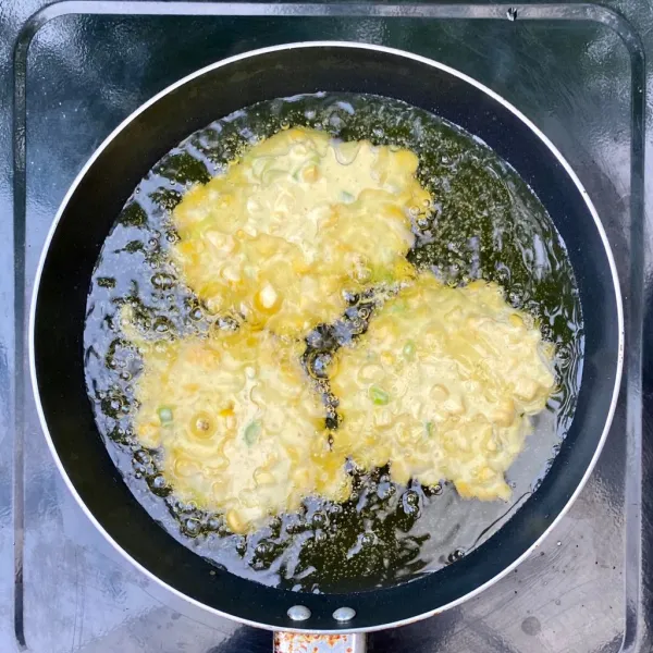 Panaskan minyak, lalu goreng bakwan jagung hingga berwarna kuning kecoklatan. Angkat dan sisihkan.