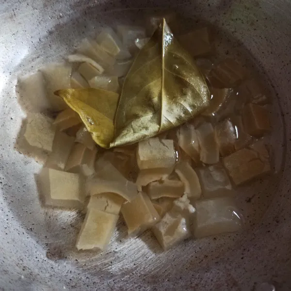 Cuci bersih cecek, potong-potong kemudian rebus hingga empuk dengan satu lembar daun salam.