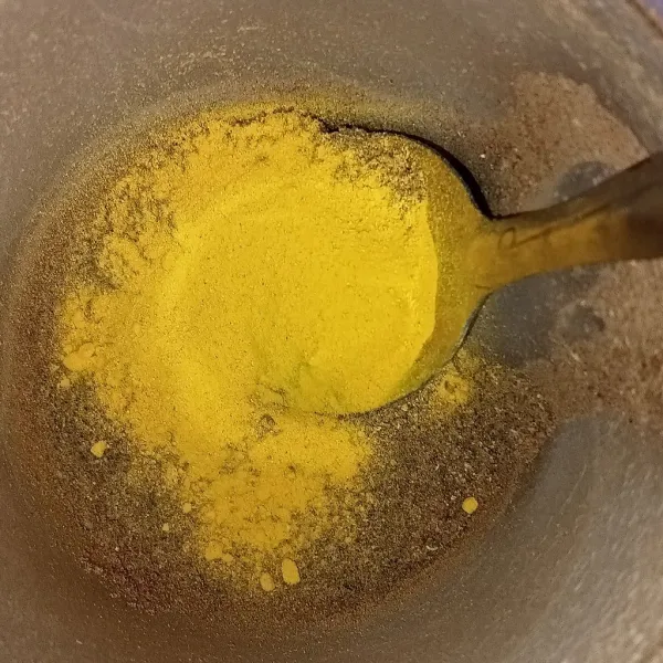 Setelah bumbu halus, tambahkan garam masala dan kunyit bubuk. Aduk rata dan siap digunakan.