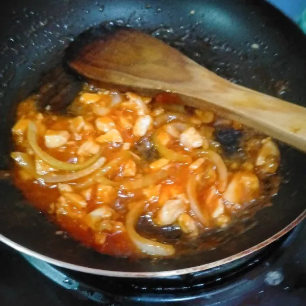 Masukkan saus tomat, aduk sampai tercampur rata.