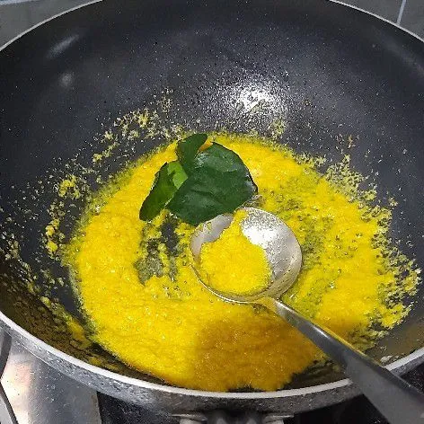 Tambahkan daun jeruk.