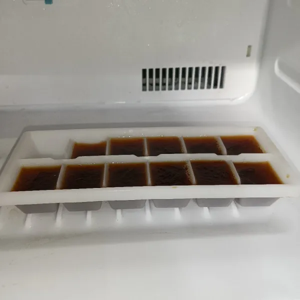 Tuang ke dalam cetakan es batu, simpan di dalam freezer sampai beku.