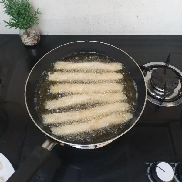 Lalu goreng dengan api sedang hingga kecoklatan, angkat, tiriskan.