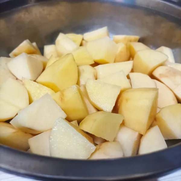 Buat mashed potato. Potato dadu kentang dan masak kentang hingga empuk. Beri sedikit garam saat merebus.