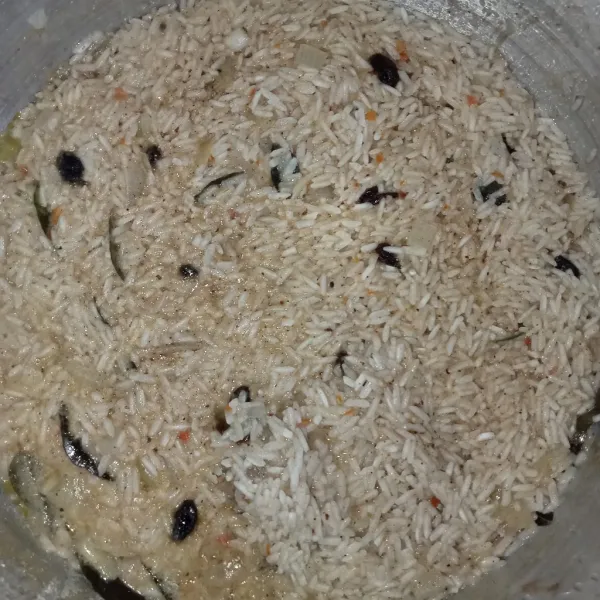 Tutup panci dan diamkan nasi selama 30 menit atau sampai nasi mekar. Setelah nasi mekar kukus nasi selama 30 -40 menit hingga matang.