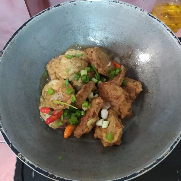 Bumbui saus tiram, kecap manis, kecap asin, gula pasir, lada bubuk, air, garam, dan daun bawang. Koreksi rasa lalu masukkan terong crispy, aduk rata.