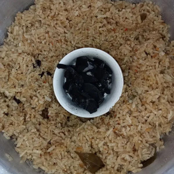 Setelah nasi matang aduk nasi dengan margarin secukupnya, lalu letakkan arang panas pada tengah tengah nasi kemudian tutup rapat panci. Diamkan selama 30 menit (proses ini untuk mendapatkan cita rasa arang yang khas pada nasi kebuli).