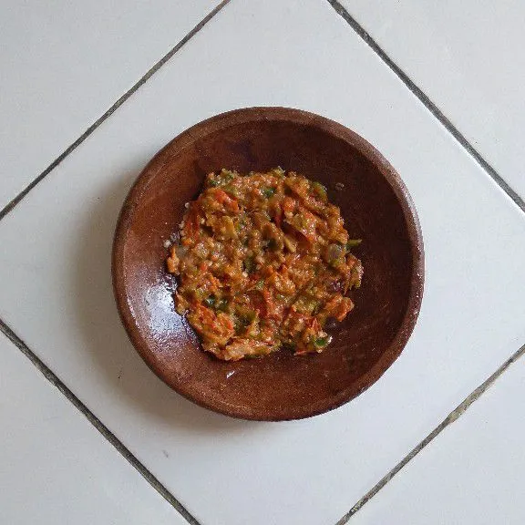 Uleg bahan sambal, kaldu jamur, garam, dan gula pasir. Koreksi rasa sesuai selera. Sambal tomat siap disajikan.