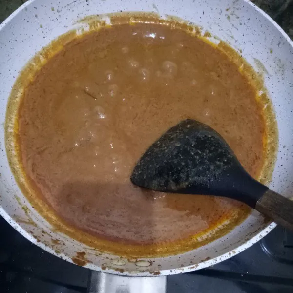 Bumbui gula merah, kecap, garam. Masukkan juga air asam jawa. Aduk rata, masak hingga minyaknya terangkat dan bumbu mengental. Kalau rasanya sudah pas, bisa diangkat.