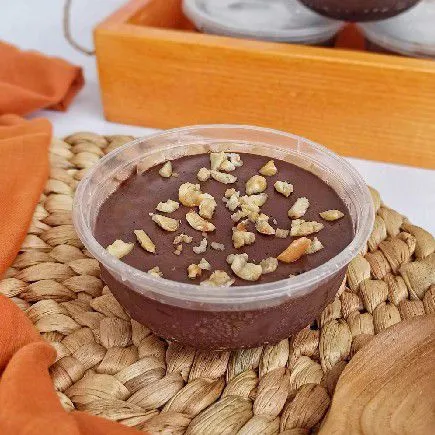 Siram saus cokelat ke brownies, lalu beri toping sesuai selera.