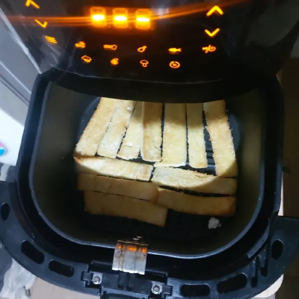 Keluarkan roti dari airfryer, dan siap disajikan.