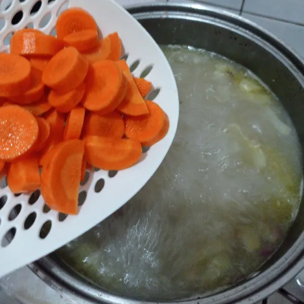 Tambahkan wortel. Masak hingga wortel empuk. Tambahkan garam, kaldu jamur, pala, dan lada bubuk.