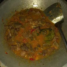 Tambahkan air, gula, garam, dan kaldu bubuk.