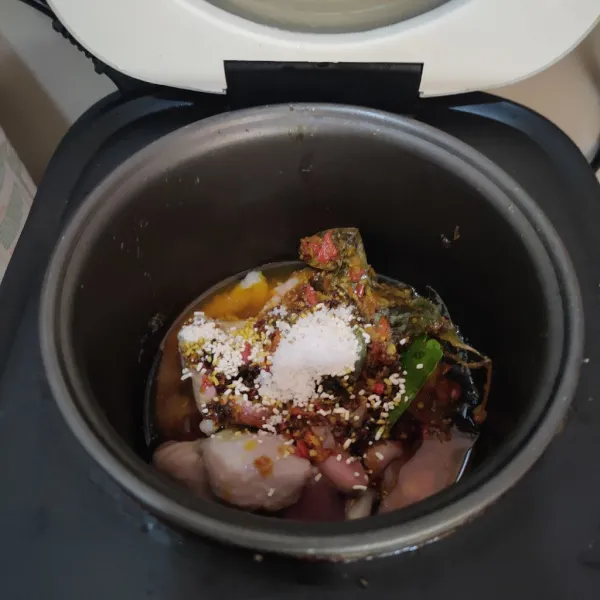 Tambahkan air dan kecap manis, bumbui kaldu jamur.