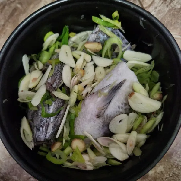 Potong semua bumbu dan masukkan semua kedalam ikan yang sudah diberi perasan jeruk nipis.