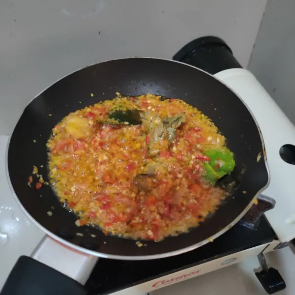 Tumis bumbu halus, jahe, daun jeruk dan daun salam hingga tanak.